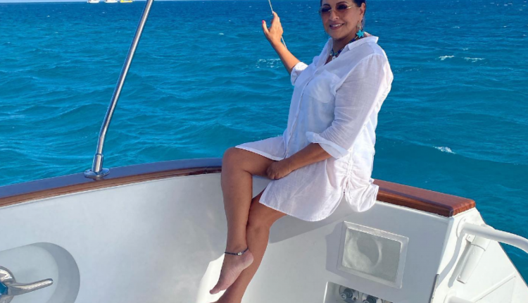 هالة صدقي بإطلالة بحرية تتفوق على سلمى حايك