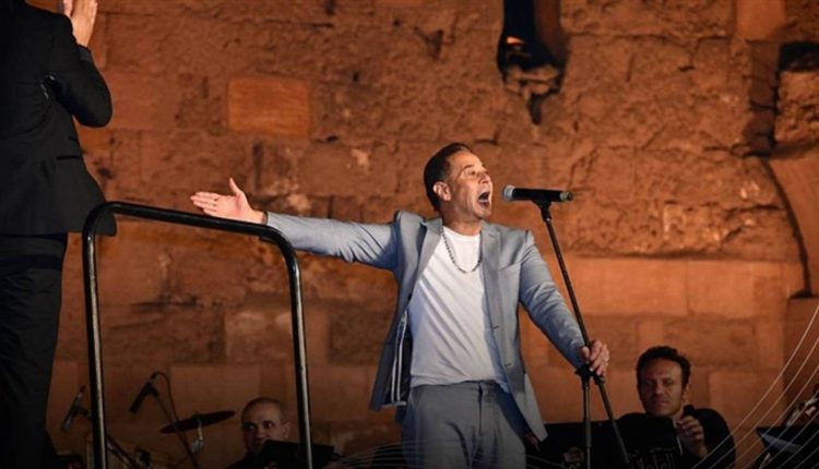 بالفيديو والصور - مدحت صالح يتألق في أولى ليالي "مهرجان القلعة للموسيقى"